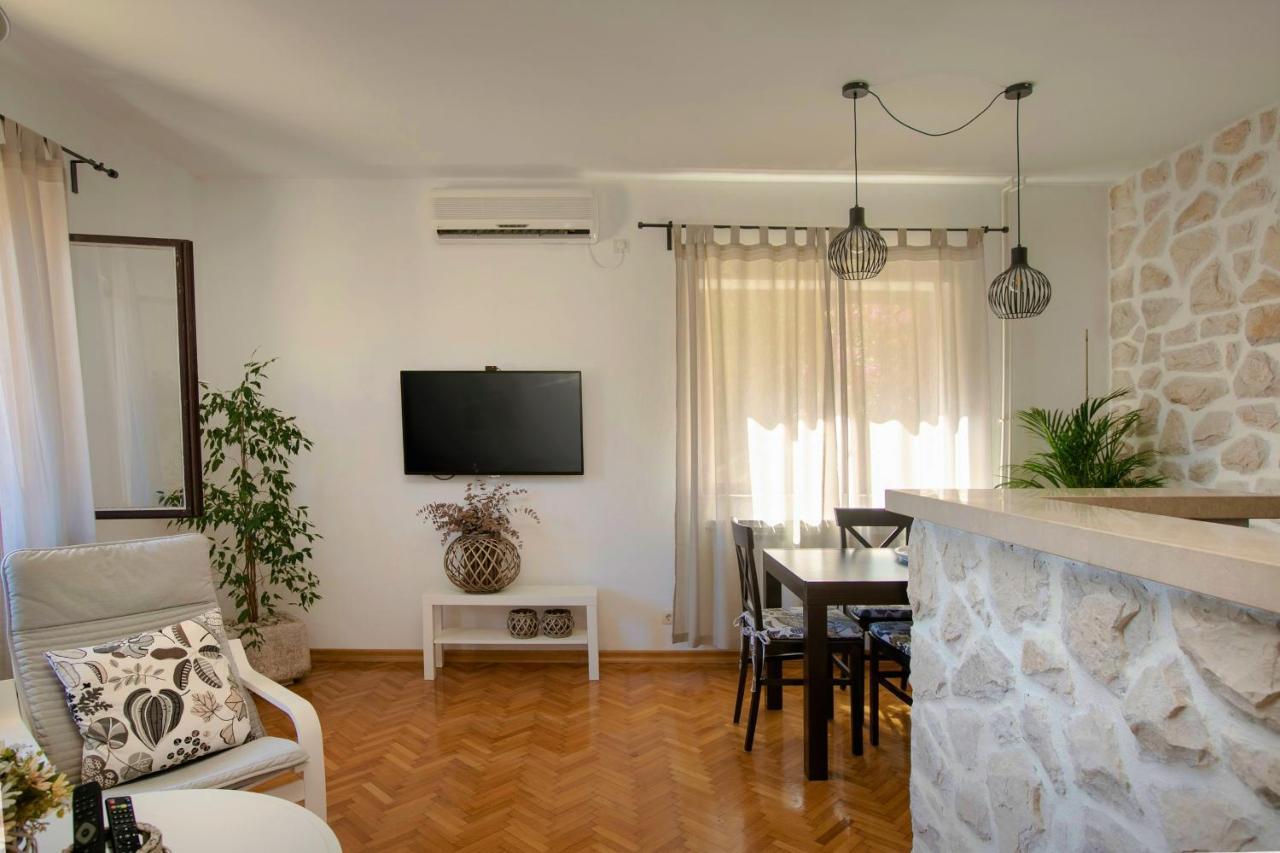 Apartment Leda *